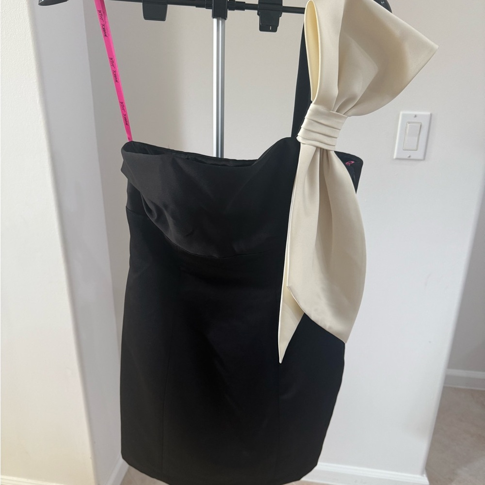 Betsey Johnson Black and White One Shoulder Sheath Dress